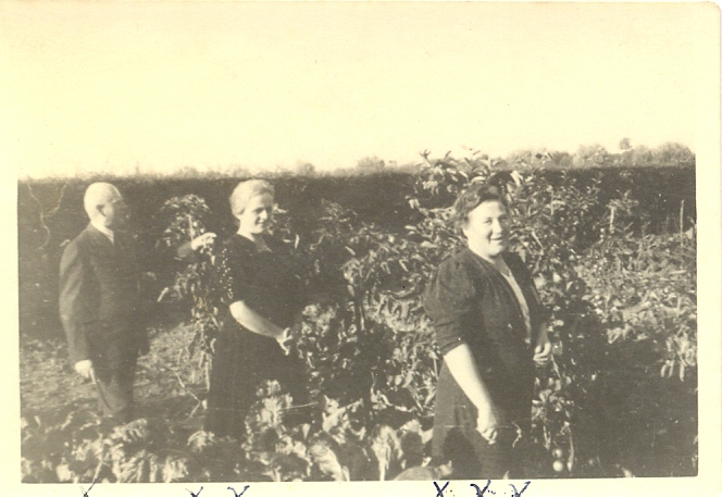 Im Garten bei Luchts, 24. August 1944 – Aufnahme 1