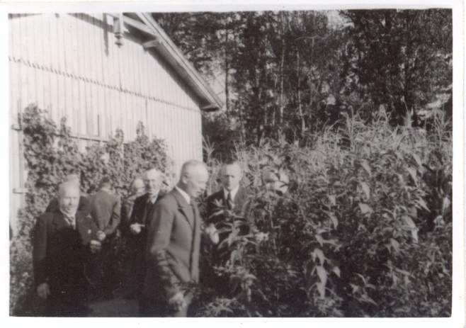 Im Garten bei Luchts, 24. August 1944 – Aufnahme 2
