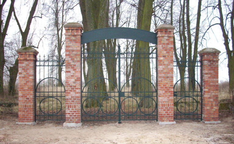 Tor zum Friedhof in Pr. Rosengart
