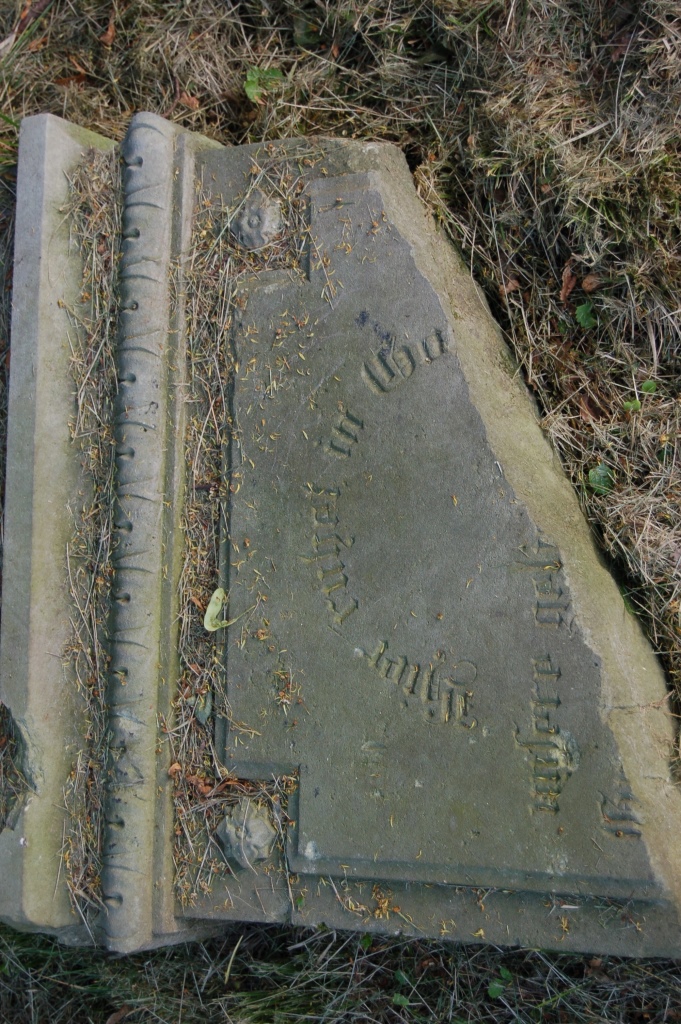 Bruchstück der Grabstele von Catharina Wiehler vor der Restaurierung