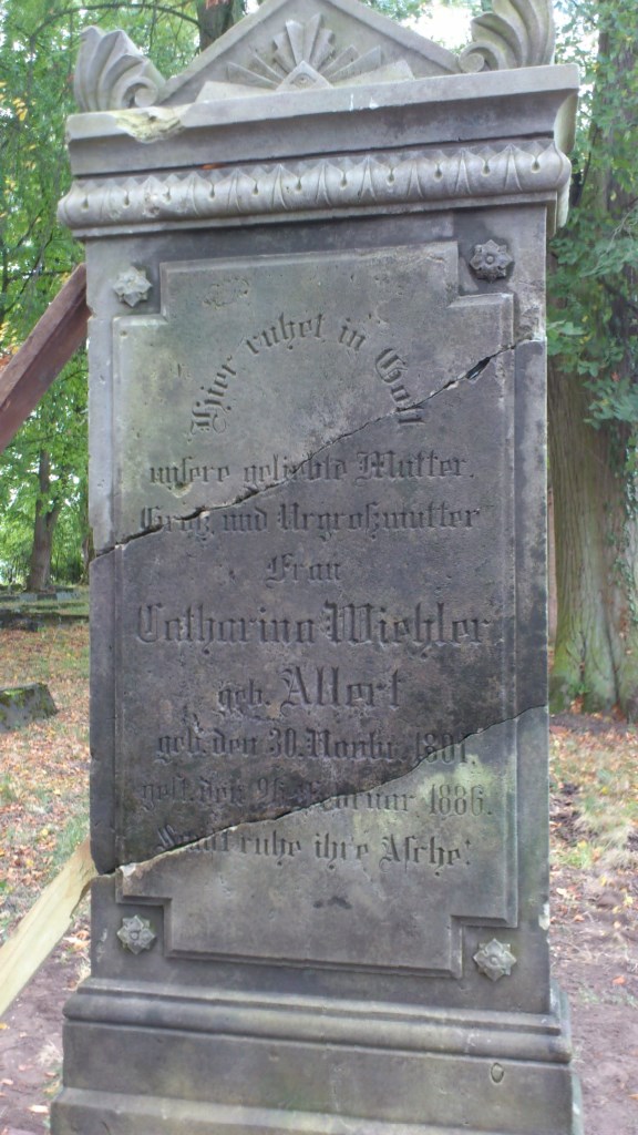 Zusammengefügte Grabstele von Catharina Wiehler mit sichtbaren Bruchstellen