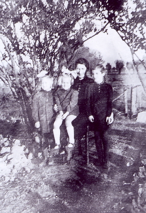 Gertrud Dyck mit ihren drei Töchtern