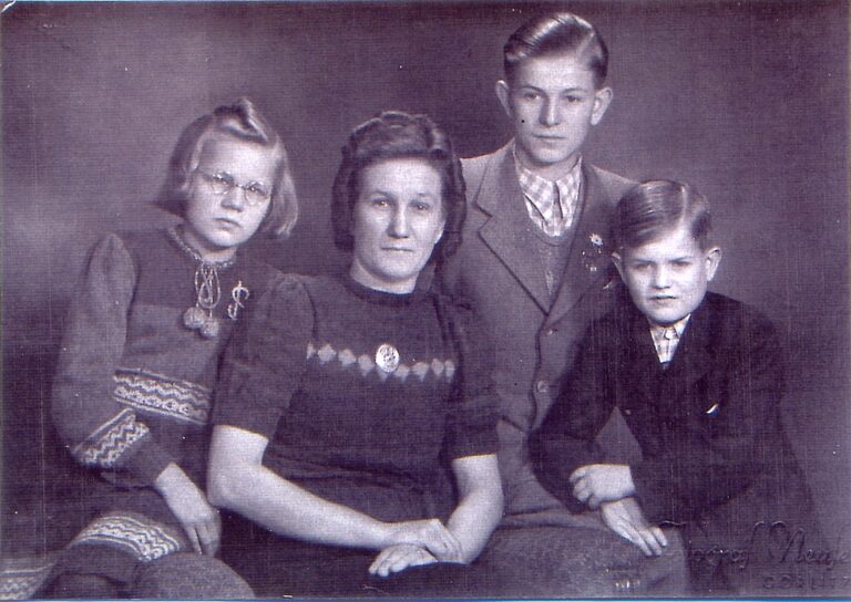 Frau Schönfeld, geb. Graw, mit ihren drei Kindern