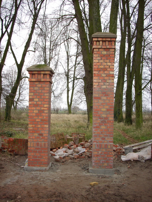 Linker Torpfosten am Friedhof