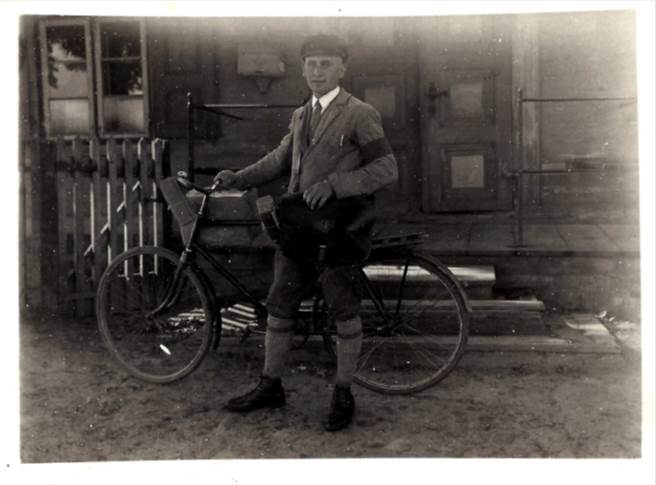 Postbote Gustav Lorenz mit seinem Fahrrad vor der Thörichthofer Schule, 1932/33