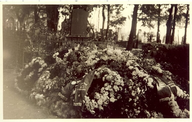 Historische Aufnahme des Grabes von Paul Epp auf dem Friedhof in Pr. Rosengart