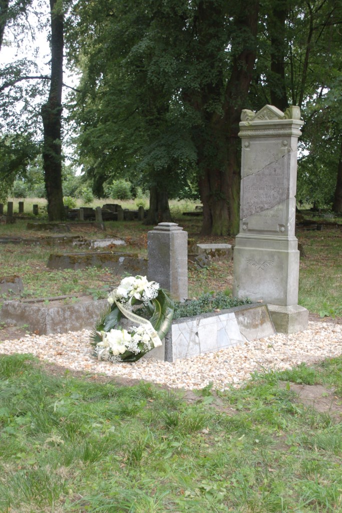 Der wiederaufgerichtete Grabstein von Catharina Wiehler auf dem Friedhof in Pr. Rosengart
