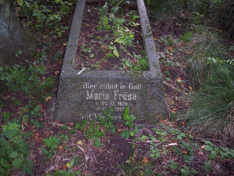 Grabstätte mit beschrifteter Einfassung auf dem Friedhof in Pr. Rosengart, 2006