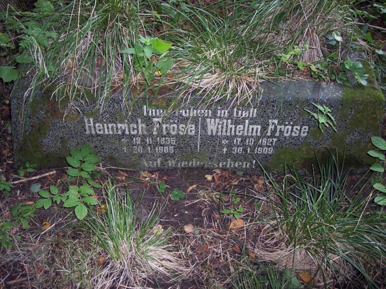 Grabinschrift auf einer Einfassung auf dem Friedhof in Pr. Rosengart, 2006