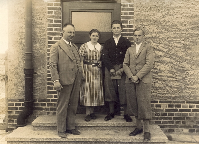 Willy Illmann mit Fräulein Hoffmann und zwei Studenten vor der neuen Schule, 1930er Jahre