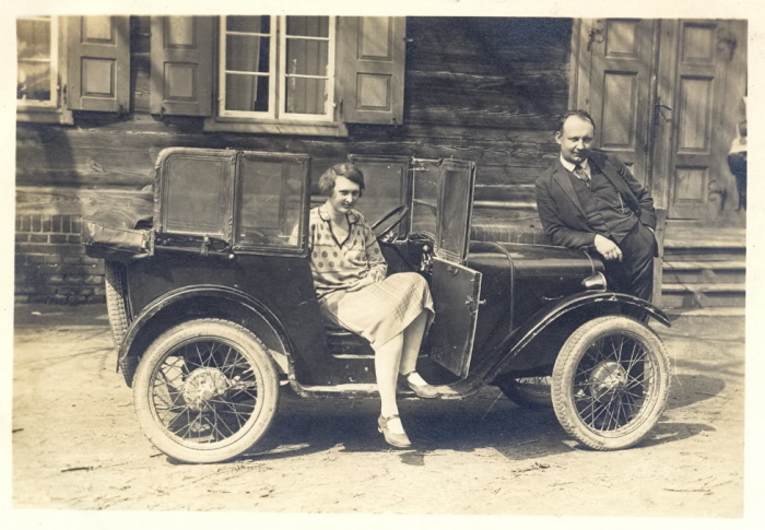 Lucie und Willy Illmann mit ihrem Dixi vor der alten Schule, um 1928
