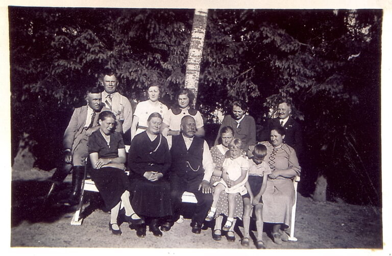 Familie Jungius–Kaedtler im Garten der Familie Kaedtler, 1931