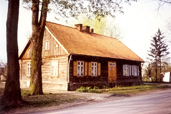 Ehemaliges Wohnhaus der Familie Fröhlich mit dem Kindergarten in Pr. Rosengart, Aufnahme aus den 1970er Jahren