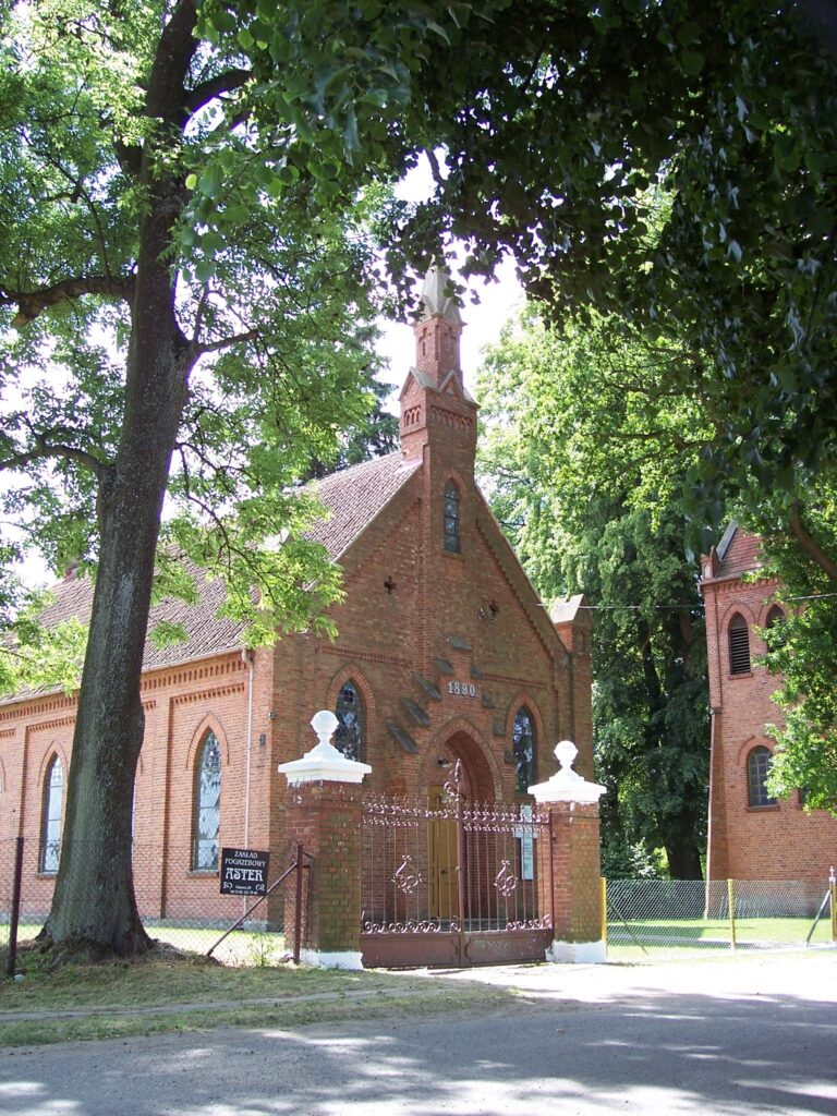 Vorderfront der Kirche mit Glockenturm in Pr. Rosengart