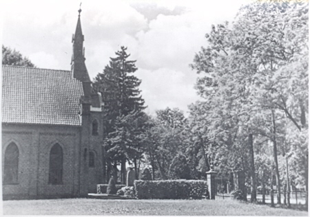 Seitliche Ansicht der Kirche mit dem Kriegerdenkmal