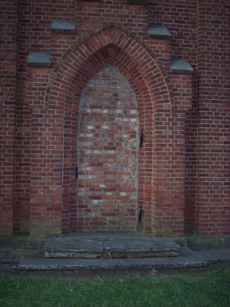Der zugemauerte Süd-Eingang der Kirche in Pr. Rosengart