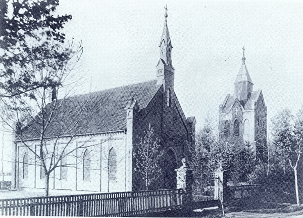 Historische Aufnahme von der Dorfstraße: Kirche und Glockenturm