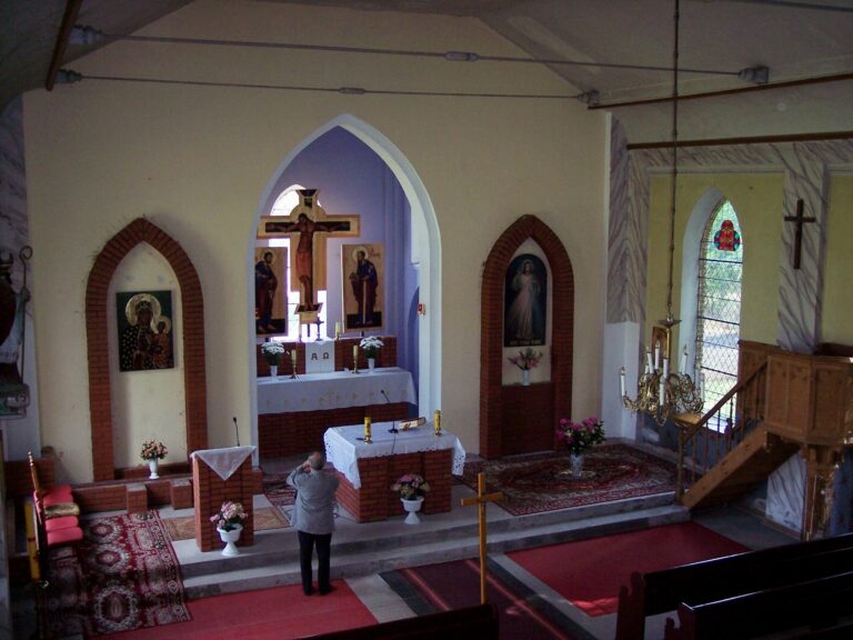 Kircheninneres im Jahre 2008, nach Osten