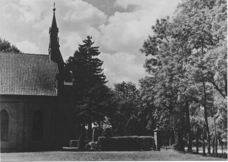 Kirche und Kriegerdenkmal – weitere Bildfassung