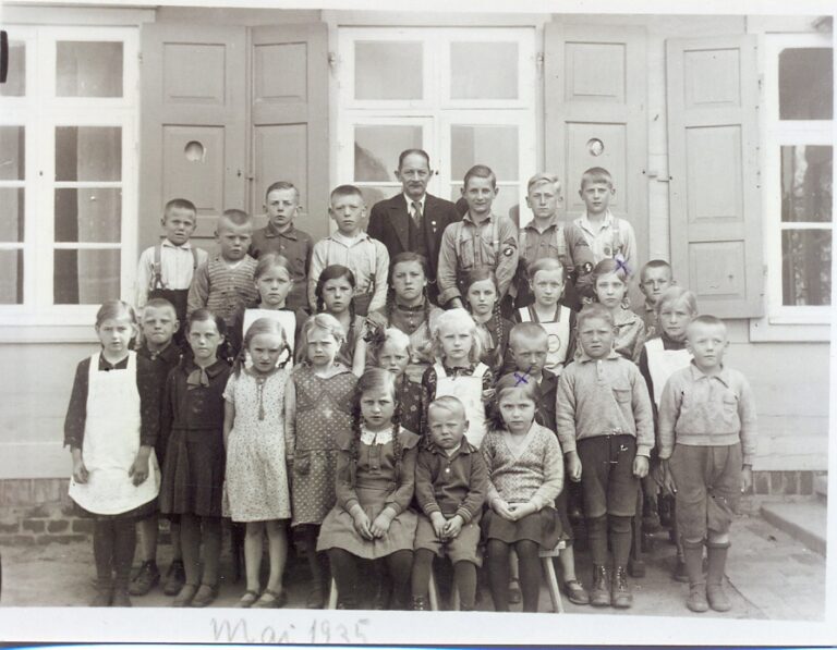 Lehrer Ziegner mit seiner Schulklasse, 1935