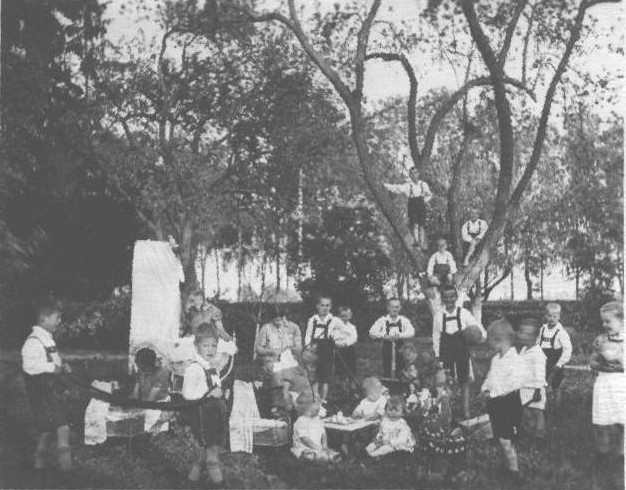 Kinder des Lindenhauses im Garten, wohl 1920er Jahre