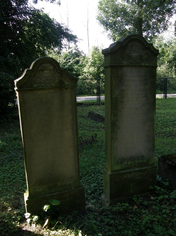 Zwei erhaltene Grabstelen auf dem Friedhof in Thörichthof