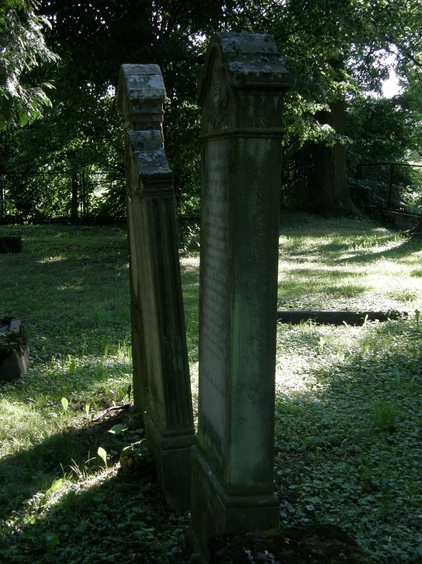 Seitenansicht erhaltener Grabstelen auf dem Friedhof in Thörichthof
