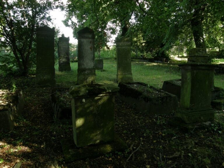 Grabstätte mit Einfassung und erhaltenen Stelen auf dem Friedhof in Thörichthof
