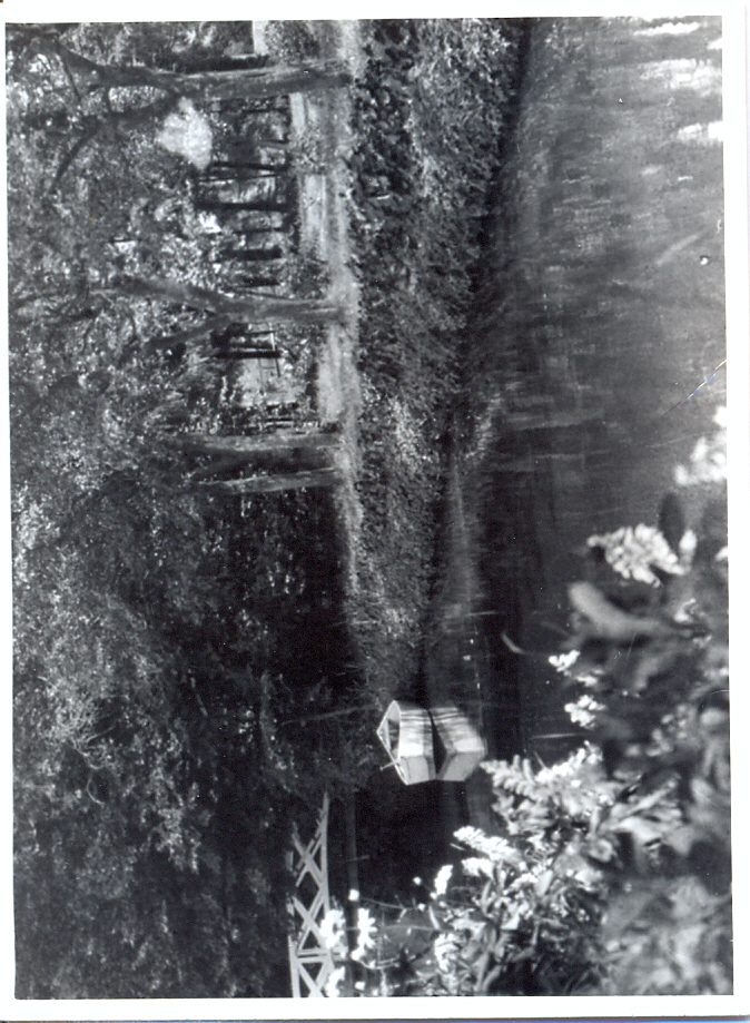 Garten und Wasserlauf auf dem Pauls-Hof