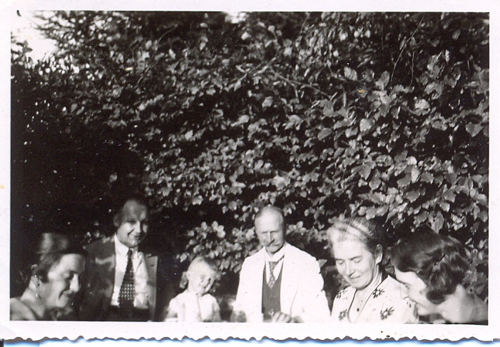 Familie Pauls und Gäste im Garten