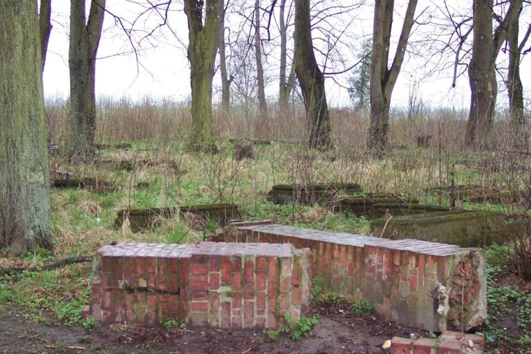 Das zerstörte Friedhofsportal in Pr. Rosengart, 2006
