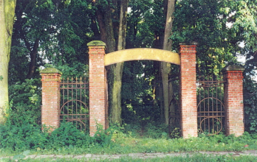 Das noch stehende Friedhofsportal in Pr. Rosengart, 1993