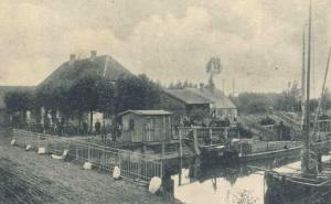 Schiffbrücke mit Gasthaus