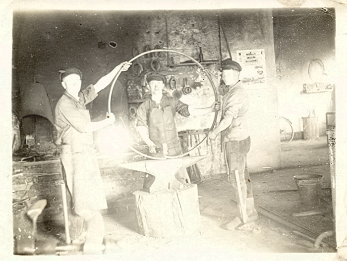 Gustav Fröhlich (Mitte) am Amboss der Dorfschmiede, 1932