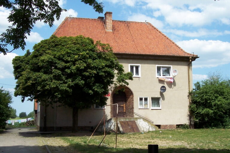 Die ehemalige Schule in Pr. Rosengart im Jahr 2008