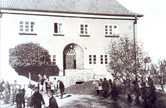 Vor der Rosengarter Schule, etwa 1930er Jahre