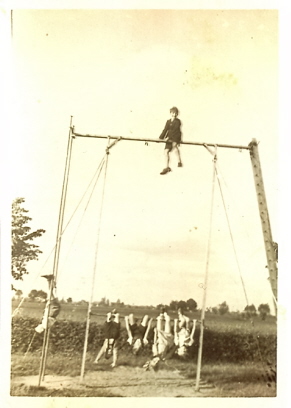 Reckturnen und Klettern hinter der Rosengarter Schule