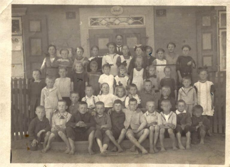 Schulklasse mit Lehrer Ziegner vor der Schule in Thörichthof, 1923/24