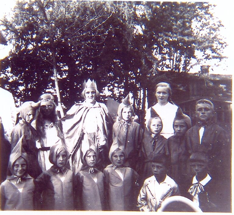 Thörichthofer Schüler beim Ausflug zur Gaststätte „Drei Rosen“, 1937