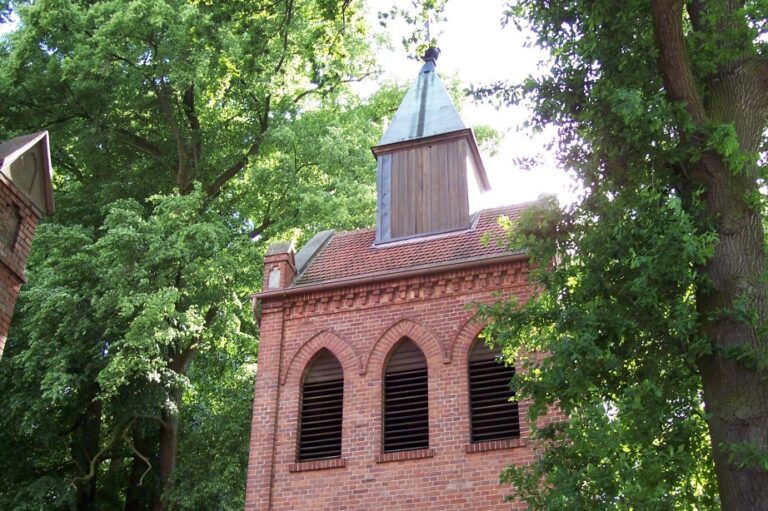 Glockenturm neben der mennonitischen Kirche in Pr. Rosengart