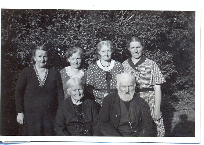 Urgroßeltern Seewald mit ihren Töchtern, 1940