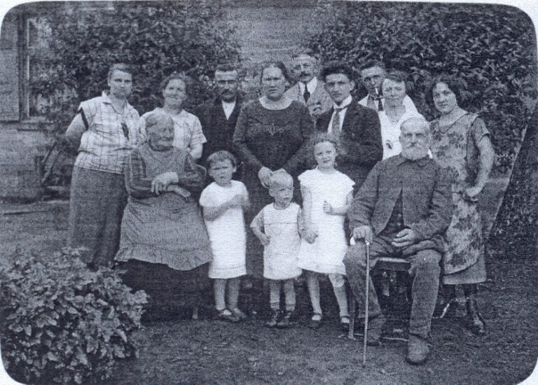 Familie Jungius mit den Großeltern und Urgroßeltern