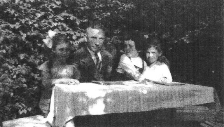 Willi Friesen mit Kindern im Garten